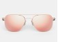 Un glamour flamboyant, de grandes lunettes rouges allument votre étincelle de mode