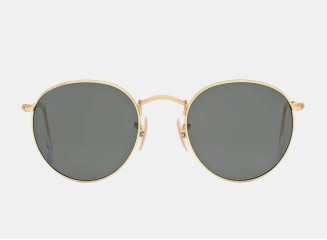 Artéfact polyvalent, les lunettes noires peuvent facilement contrôler une variété de styles et montrer votre personnalité
