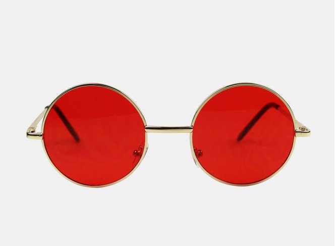 Un glamour flamboyant, de grandes lunettes rouges allument votre étincelle de mode